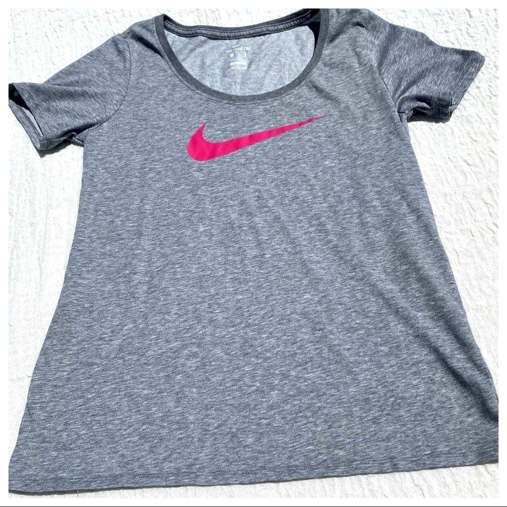 “THE NIKE TEE” DRI-FIT Athletic Cut Scoop T-shirt - Picture 4 of 14